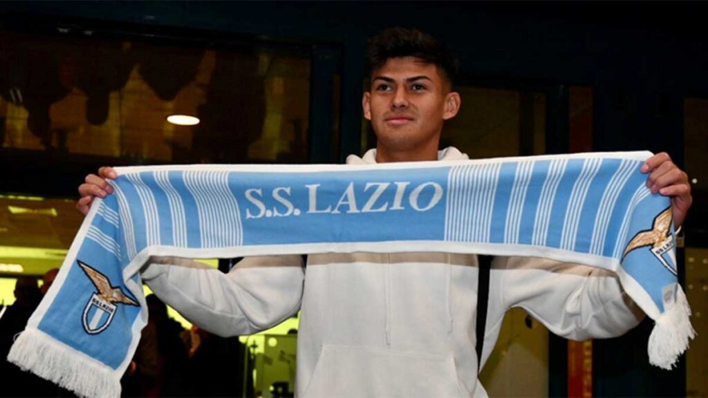 Diego González posa con la bufanda de su nuevo equipo. @OfficialSSLazio