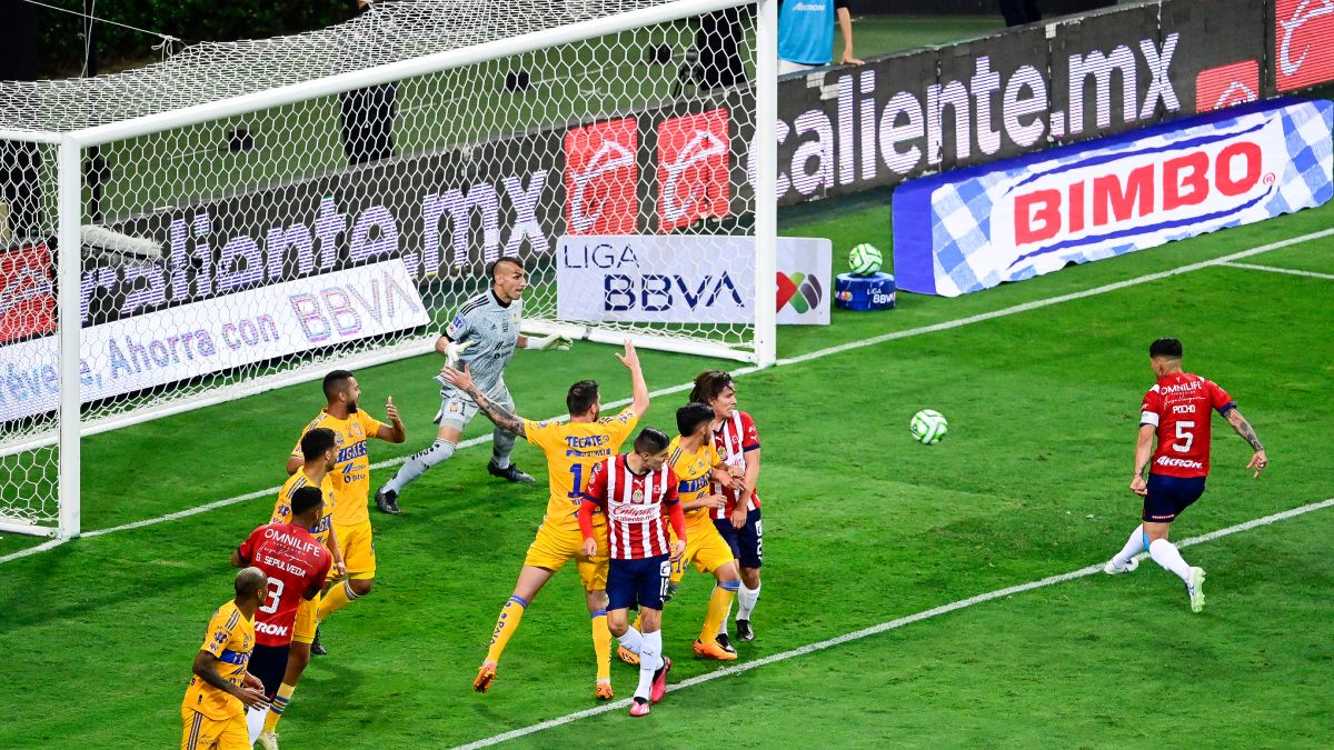 ¡Amplían la ventaja! Pocho Guzmán marca el segundo y las Chivas acarician el título