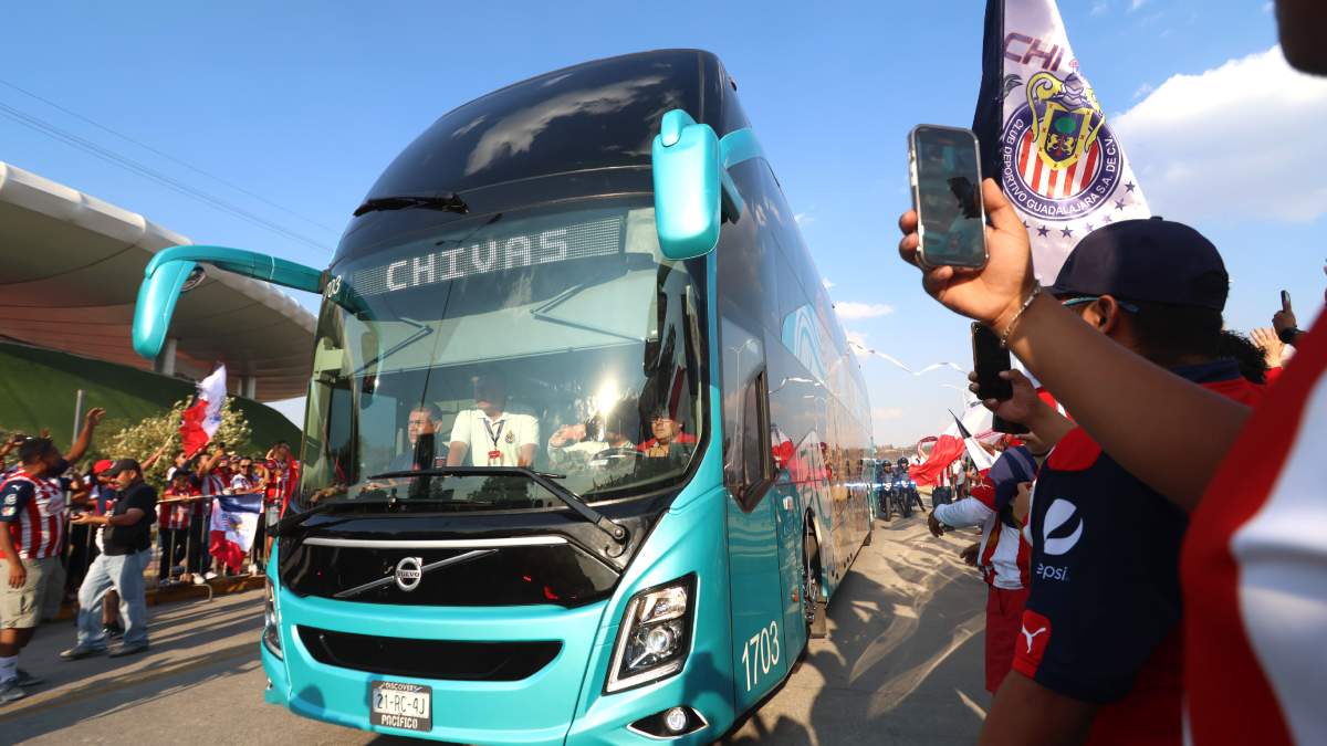 Chivas llega al Estadio Akron entre porras, cánticos y todo el apoyo de su afición