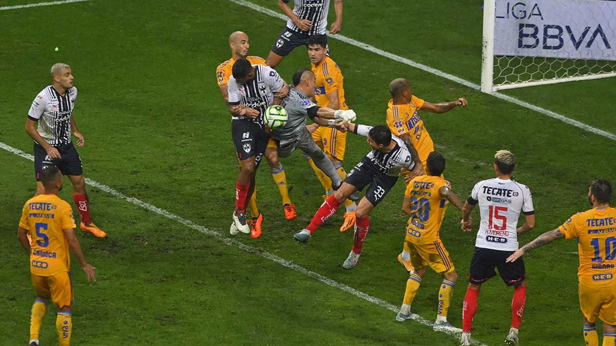 ¿Por qué anularon el gol de Héctor Moreno en el Clásico Regio? Esto dice la regla del fuera de juego