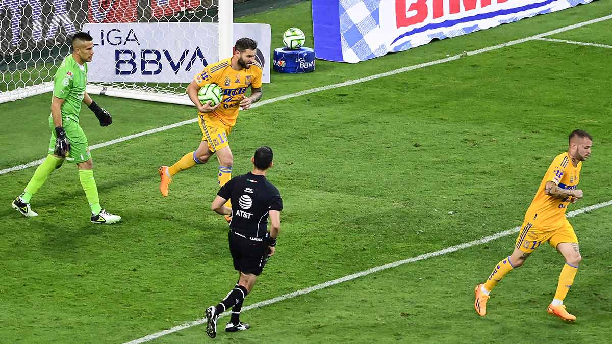 Gignac recorta distancias al cobrar con éxito el penalti marcado por la mano del Pollo Briseño