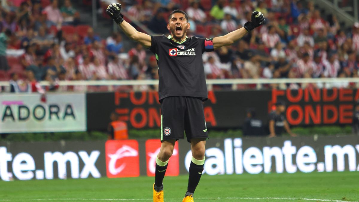 Jesús Corona podría quedarse en Cruz Azul; aunque el Tuca Ferretti apostaría por Andrés Gudiño