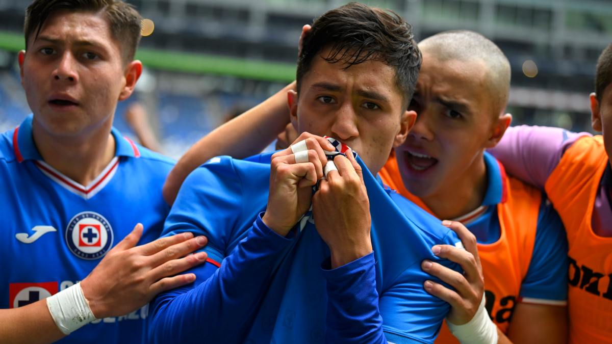 Jugador de Cruz Azul le da un botellazo al árbitro y lo suspenden 12 partidos