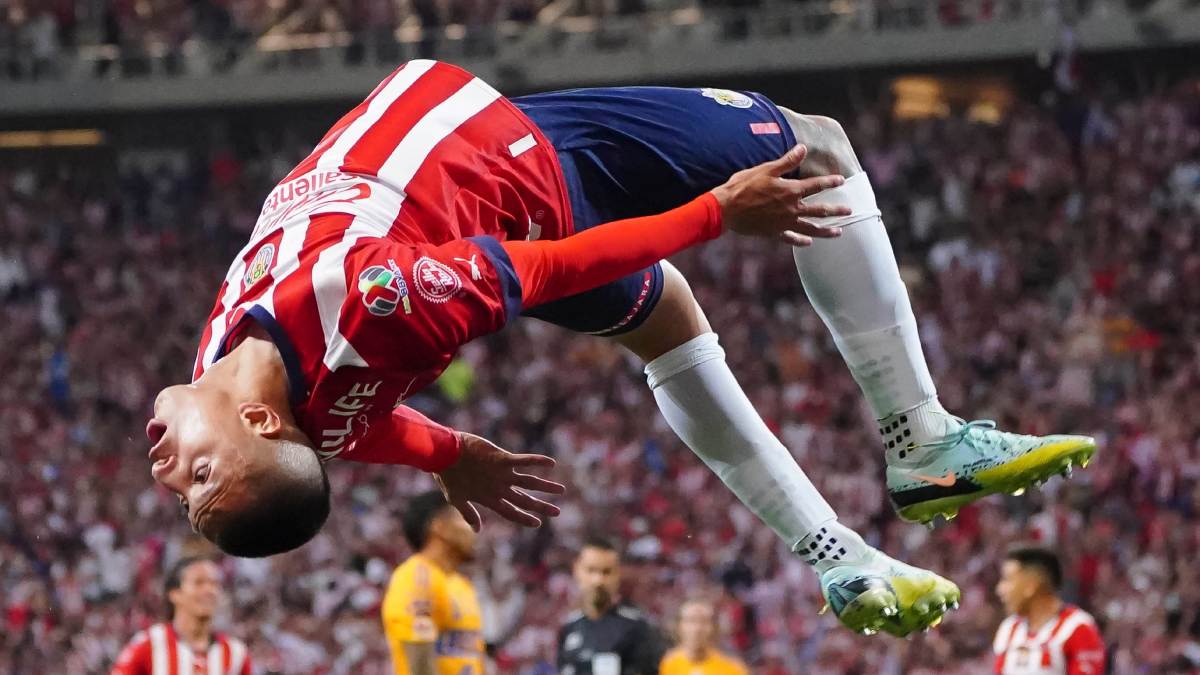 El Piojo Alvarado hace un golazo y pone adelante a las Chivas en la final