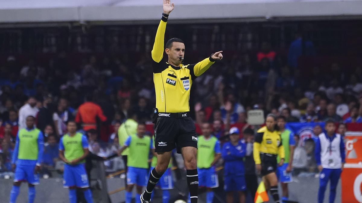 La polémica llega al Azteca con gol anulado al Atlas previo al descanso