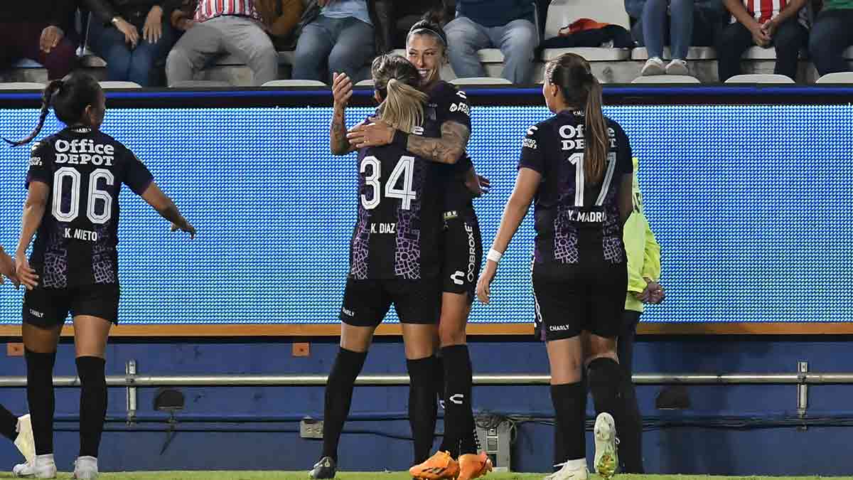 ¡Belleza de gol! Jennifer Hermoso define con clase y da la ventaja a Pachuca