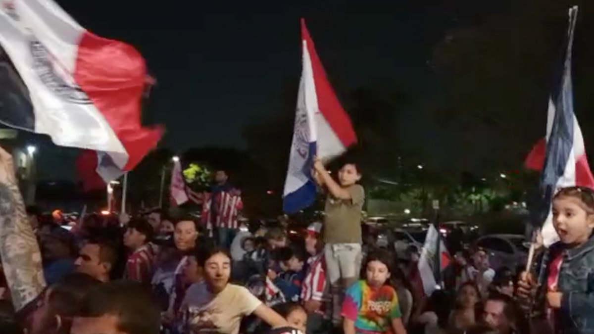¡Fiesta rojiblanca! Los aficionados de Chivas reciben al equipo en el hotel de concentración con cánticos