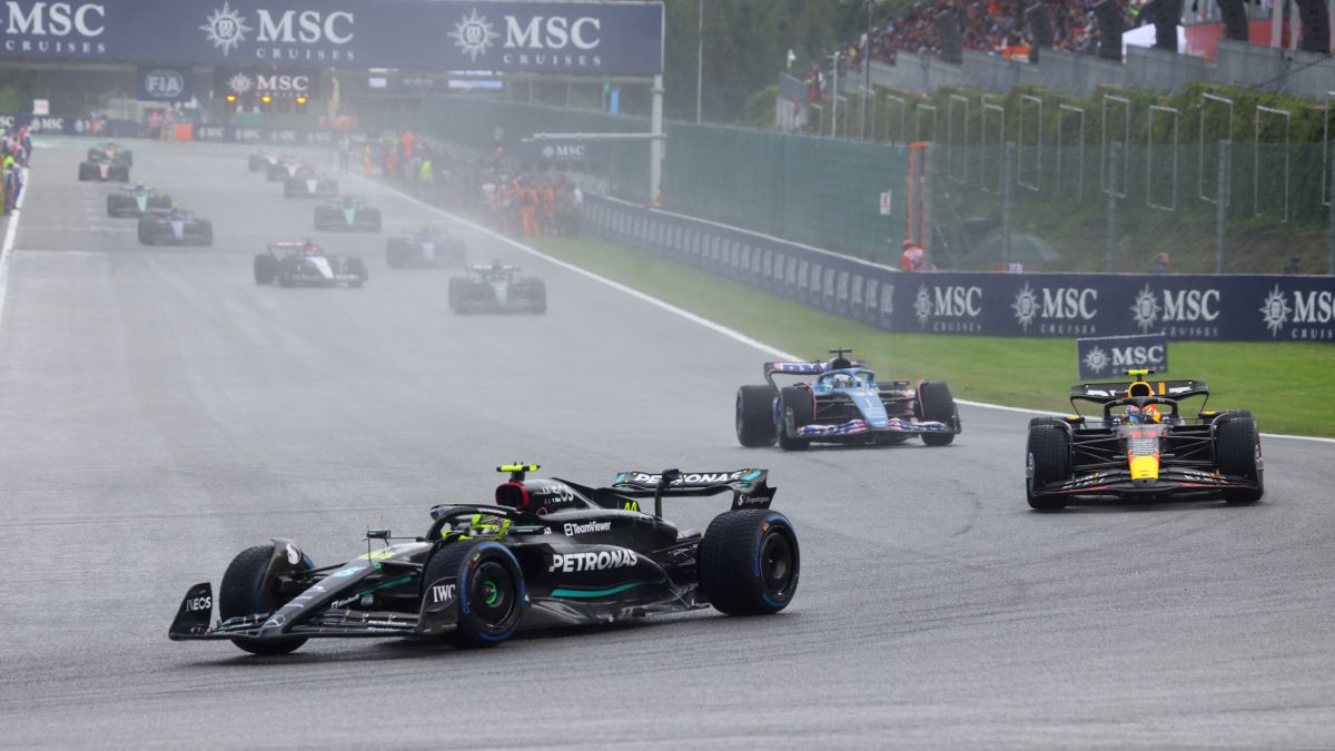 Así fue el toque de Hamilton a Checo que le obligó a abandonar la Carrera Sprint del GP de Bélgica