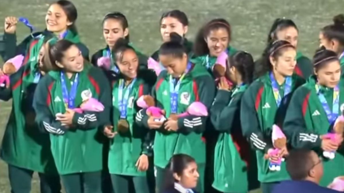 Stephany Mayor ‘practica’ para la llegada de sus gemelos en la premiación de San Salvador 2023