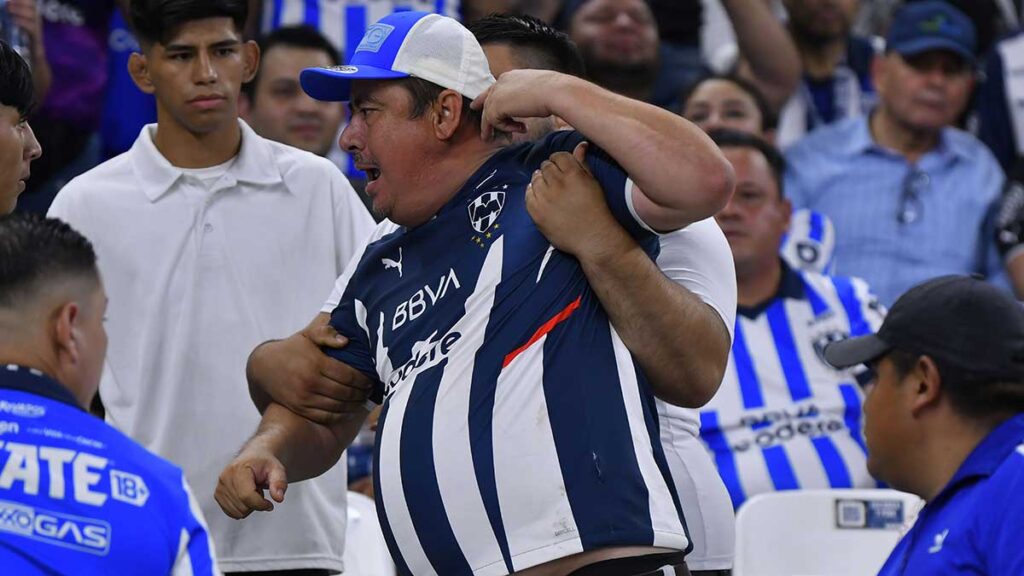 El Gigante de Acero pasó de ser una fiesta a un campo de batalla. Imago 7