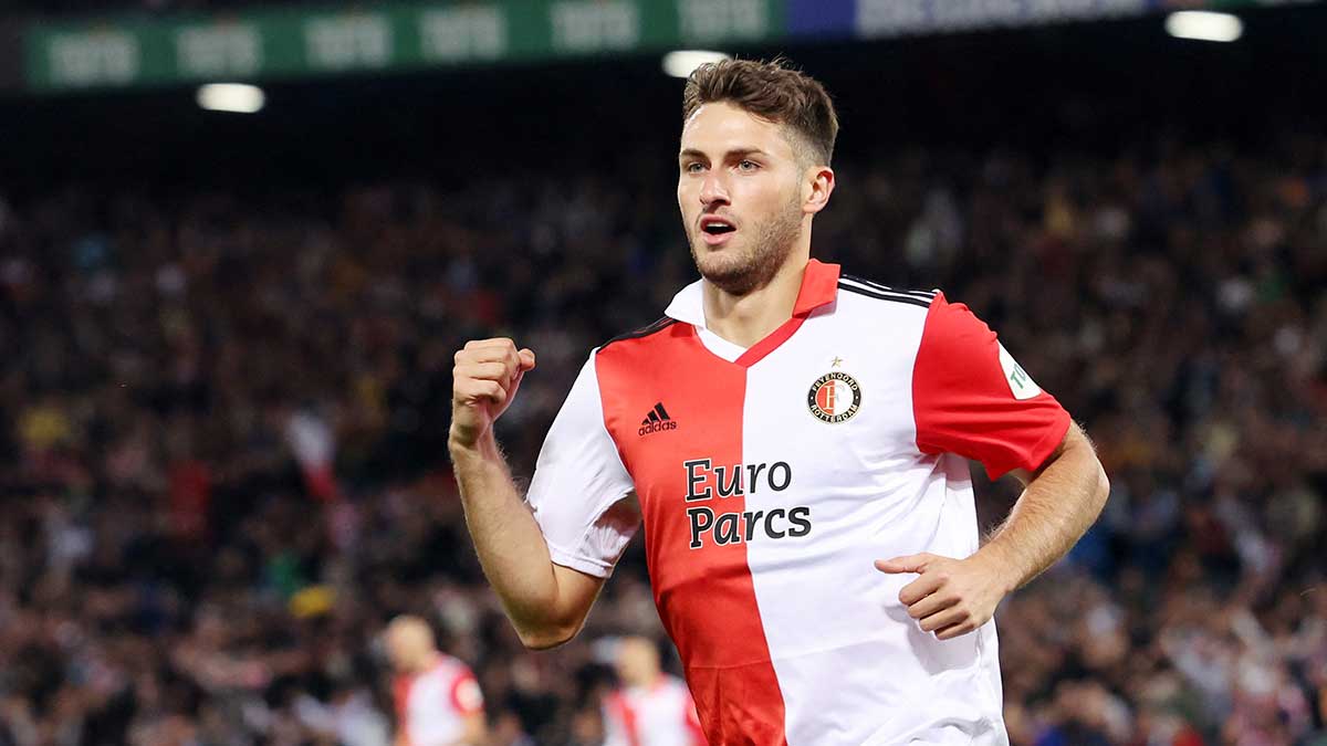 Santi Giménez marcó gol y colaboró en el del empate. Reuters