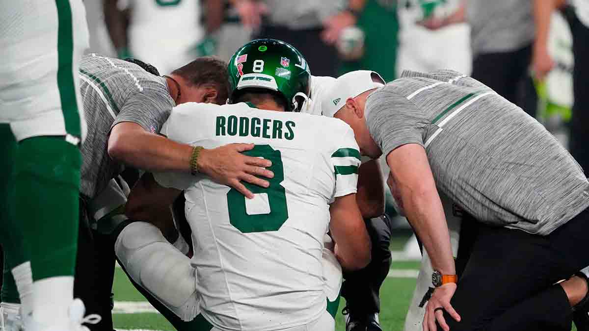 Colin Kaepernick quiere buscar un espacio dentro de la NFL y ya habría contactado a los Jets de New York para pedir ser el reemplazo de Aaron Rodgers, el mariscal de campo que cumplió con el peor pronóstico que existía sobre la lesión que sufrió en el primer encuentro con su nuevo equipo. Aaron Rodgers se rompió el tendón de aquiles en el inicio de su temporada frente a los Buffalo Bills en su primera serie durante el Monday Night, razón por la cual el equipo tenía varias opciones para tratar de suplir a un jugador que en teoría se perdería el resto de la temporada, aunque al final día habrían decidido mantenerse en pie con Zach Wilson como nuevo titular a la ofensiva. Sin embargo, Colin Kaepernick quiere aprovechar la oportunidad y volver a la liga que abandonó en 2016. El ex mariscal de campo quiso regresar hace un año cuando estuvo en sesiones de entrenamiento con Las Vegas Raiders, pero la opción nunca pudo suceder. De acuerdo con Jordan Schultz, el agente de Kaepernick contactó a la directiva de los Jets con tal de ver opciones de que su cliente pueda firmar al menos una temporada, sobre todo porque la ex estrella habría tenido una preparación física durante los últimos años fuera de la alta competencia. La salida del ex jugador sucedió por falta de rendimiento en los San Francisco 49ers en medio de la polémica de arrodillarse durante el himno nacional estadounidenses para reclamar en contra de la violencia por cuestiones raciales. Con 35 años, su regreso parece cada vez más lejano y su única oportunidad se centra en convencer a New York Jets de poder suplir los zapatos de Aaron Rodgers.