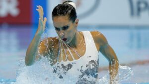 Ona Carbonell explica cómo confeccionar un traje para la natación artística