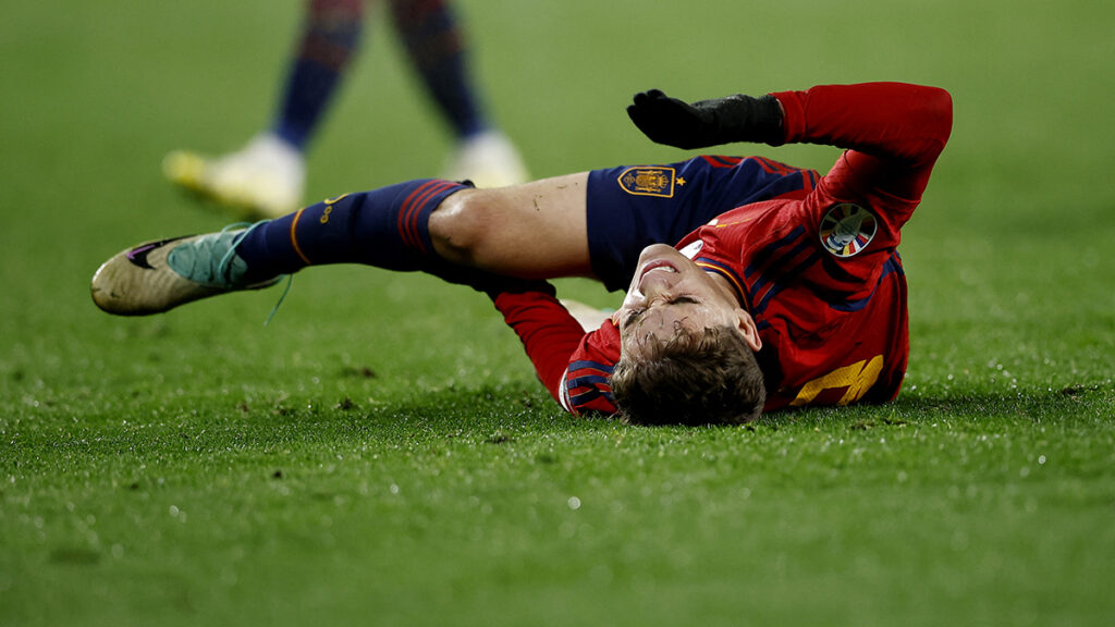Gavi salió lesionado al minuto 23'. Reuters