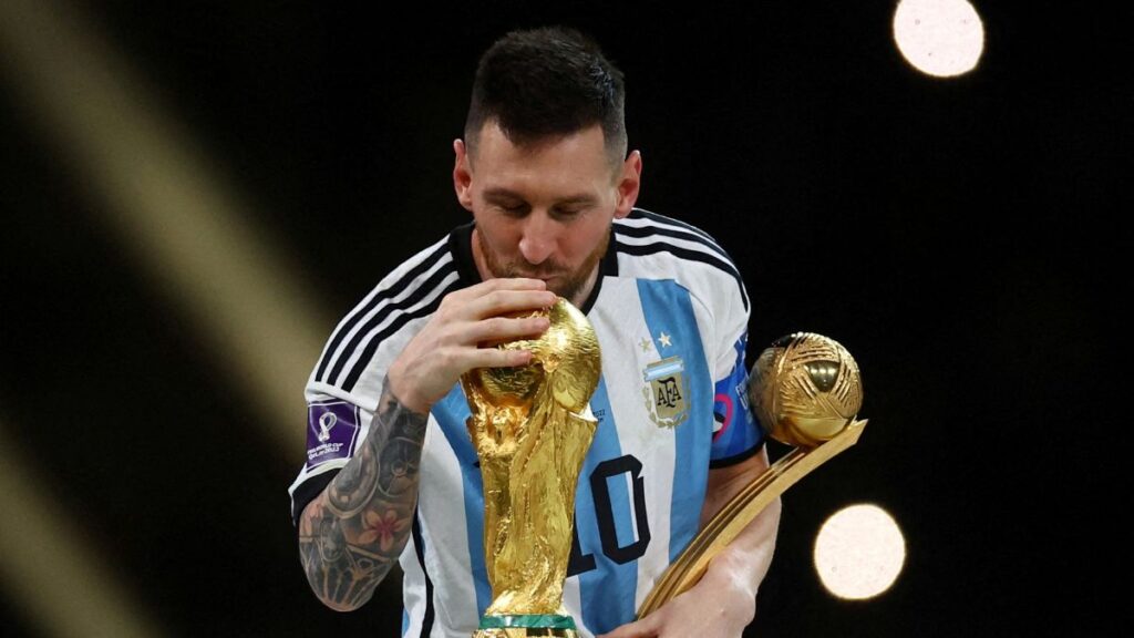 Lionel Messi besando la Copa del Mundo con Argentina | Reuters; Pfaffenbach