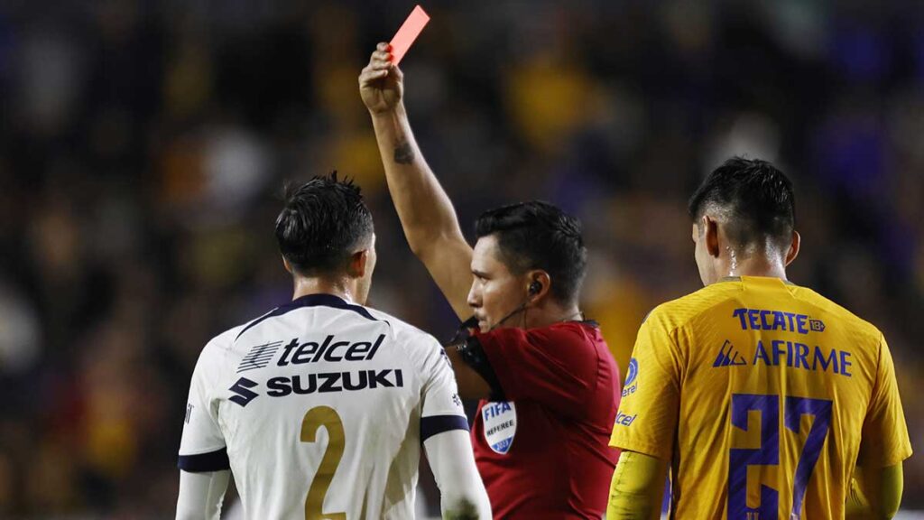 Pablo Bennevendo fue expulsado en el duelo de vuelta. Imago 7