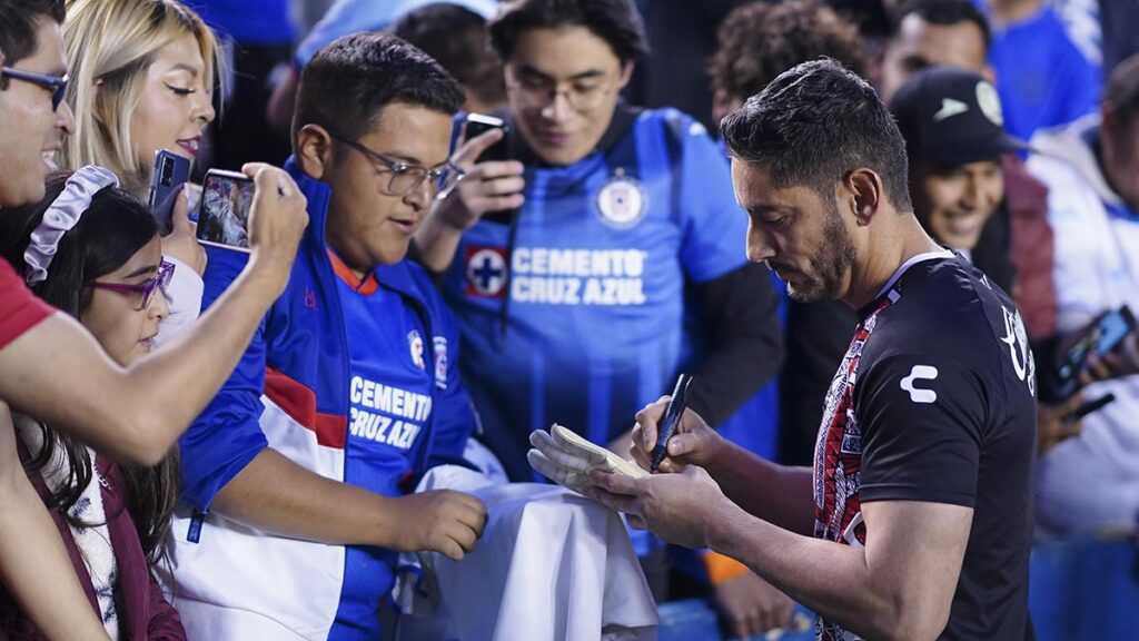 Chuy Corona vuelve a convivir con aficionados de Cruz Azul