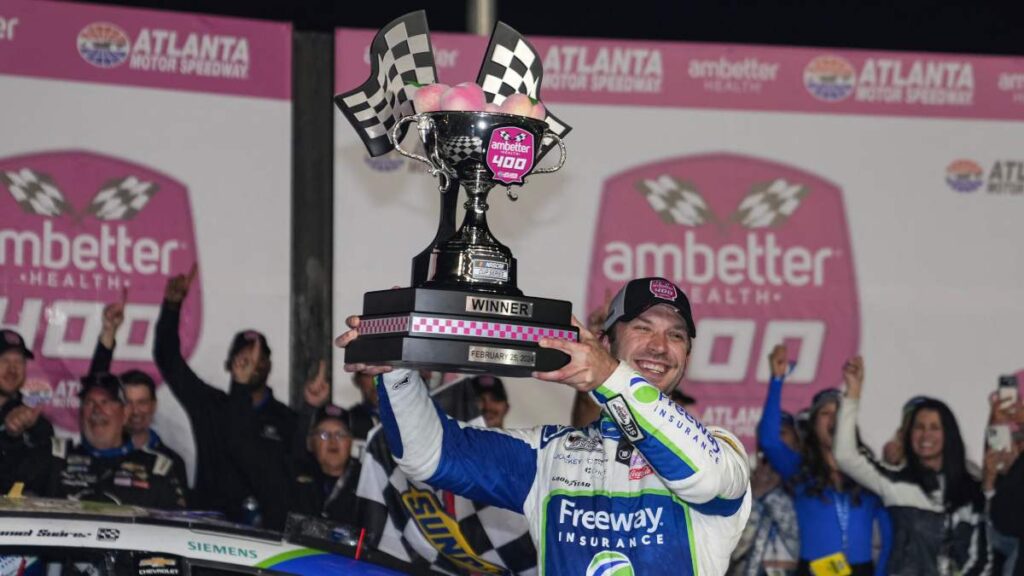 Daniel Suárez gana con ‘photo finish’ en Atlanta