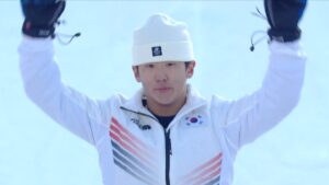 Chaeun Lee de Corea del Sur se cuelga el oro en el halfpipe del snowboard varonil de Gangwon 2024