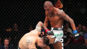 Raoni Barcelos triunfa y somete a Cristian Quiñonez en las preliminares de UFC México