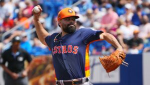 José Urquidy se queda en Grandes Ligas y firma con Pittsburgh