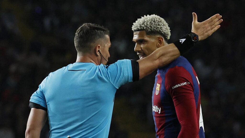 Ronald Araujo descartó que fuera el responsable de la eliminación ante el PSG. Reuters