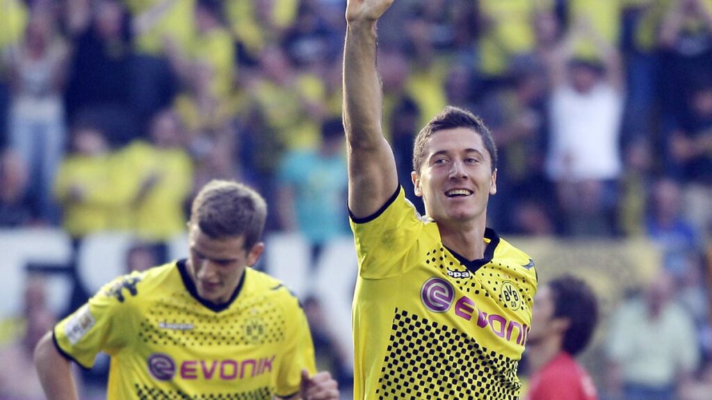 Robert Lewandowski saltó a la fama por su andar goleador con el Dortmund