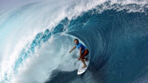 Alan Cleland avanza a octavos del Tahiti Pro con ola decisiva en los últimos segundos