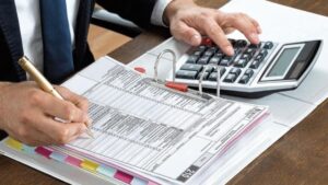¿Quién debe declarar renta en agosto 2025, cuál es la fecha límite y topes según la DIAN?