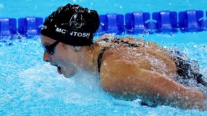 Summer McIntosh rompe tres récords mundiales en cinco días e iguala marca de Michael Phelps