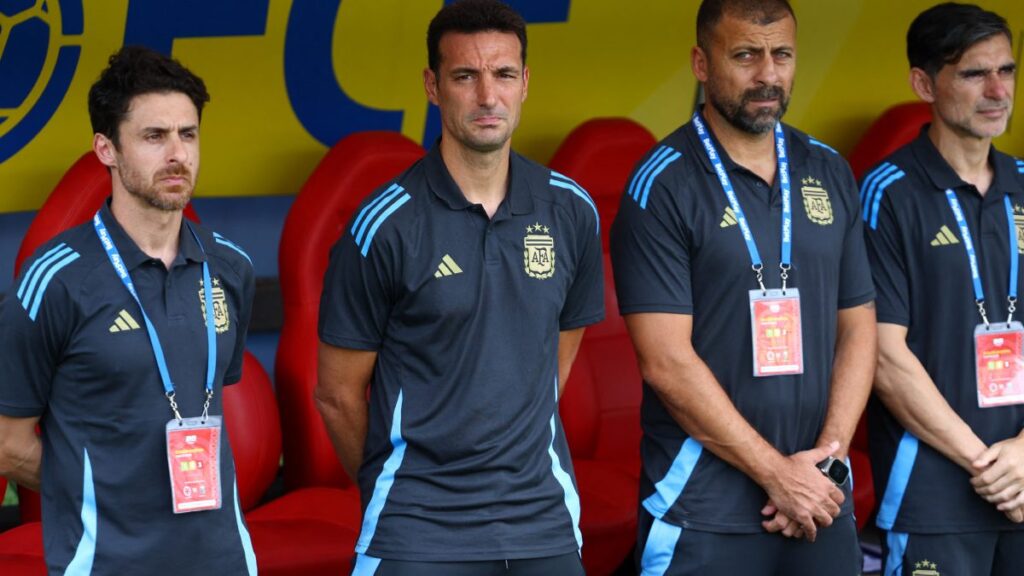 Aimar, Scaloni, Samuel y Ayala, el cuerpo técnico argentino. (Reuters)