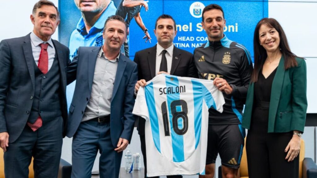 Scaloni, durante la charla. (AFA)
