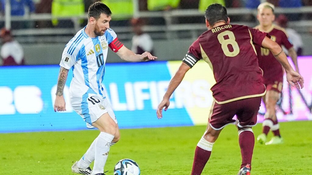Messi y Rincón, en plena acción. (AFA Argentina)