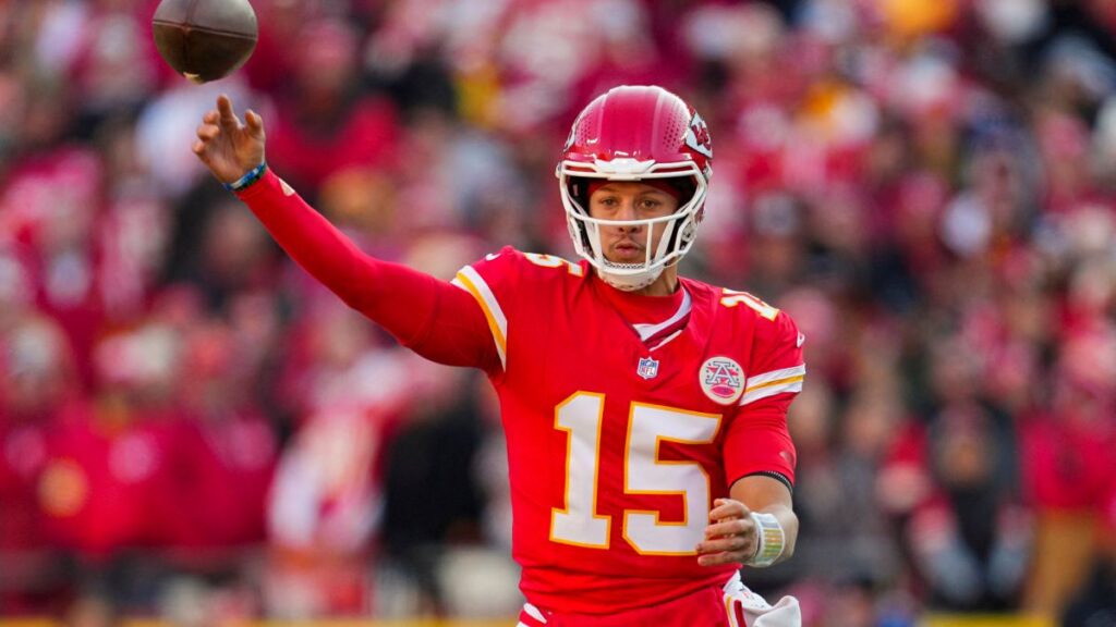 Mahomes y los Chiefs derrotan a Raiders | Jay Biggerstaff-Imagn Images