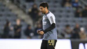 Carlos Vela muestra su apoyo a los migrantes en Los Ángeles