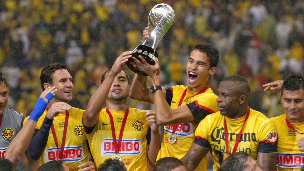 México, Distrito Federal; 26 de mayo de 2013. América celebra el título de Campeón del Torneo Clausira 2013 de la Liga Mx, postrior al encuentro entre las Águilas del América y la Máquina Cementera del Cruz Azul; partido llevado a cabo en el Estadio Azteca. Foto: Imago7/Andrés Góra