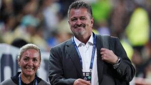 Carlos Hermosillo estalla contra el arbitraje tras brutal entrada a Kevin Mier