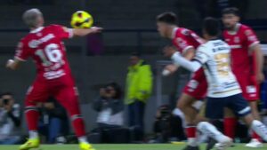 Héctor Herrera no comete penalti: El balón viene de su compañero, a distancia corta y el movimiento es natural