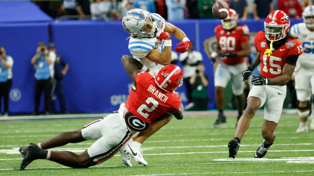 Reglas tiempo extra del fútbol americano colegial NCAA: ¿Cuándo se define por conversión si el juego sigue empatado y qué diferencia hay con NFL?