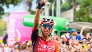 Así fue el regreso de Egan a las carreteras de Europa, en el Tour de los Alpes