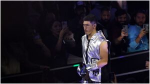 Dmitry Bivol celebra la victoria de Terence Crawford sobre Canelo Álvarez