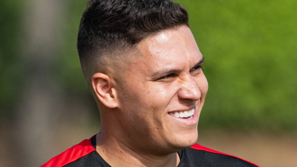 Juanfer Quintero sonríe en una práctica con el América. | @AmericadeCali