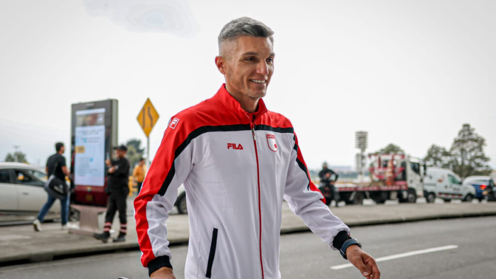 Daniel Torres, en un aeropuerto. - @SantaFe.