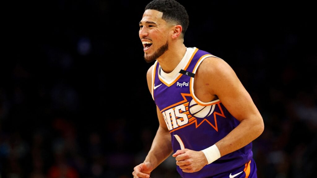Devin Booker durante un partido de los Suns