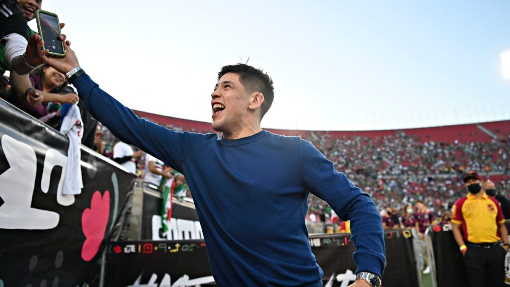 Brandon Moreno con la afición de Tijuana