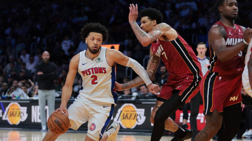 Cade Cunningham sentencia al Heat con un triple y su noveno triple-doble. Reuters