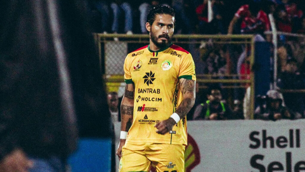 Uno de los referentes de Marquense salió a dar la cara con los hinchas (Facebook)