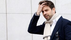 ¡Piqué estalla otra vez! Encara a árbitro y lo acusa de “robo histórico”