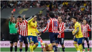 ¿Acuchillan a las Chivas? Roberto García Orozco analiza la expulsión de Cade Cowell en el Clásico ante América