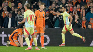 Mikel Merino rescata a España del infierno de Países Bajos